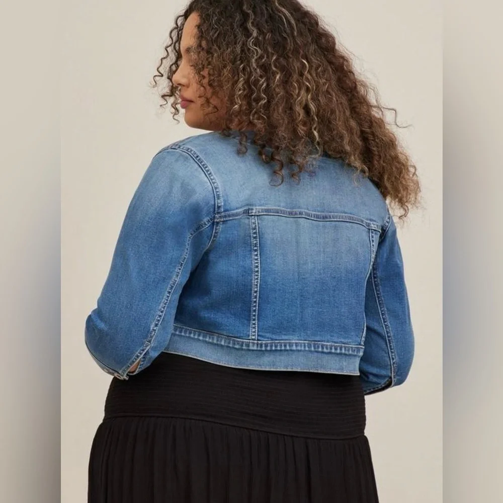New Torrid cropped denim jacket, size 2 - Picture 2 of 5